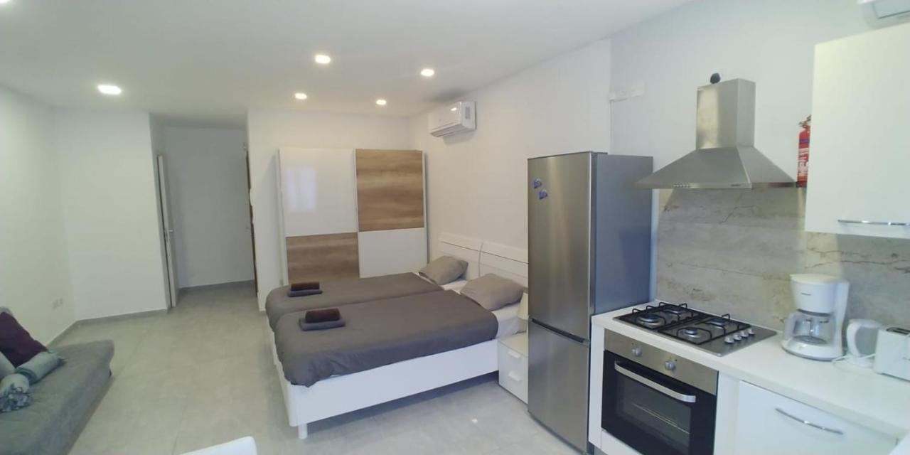 Wonderful With Shared Jacuzzi And Panorama Rooftop Apartment Gzira